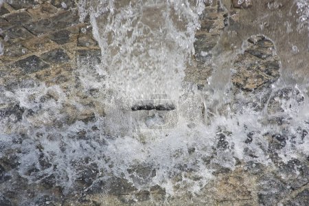 Téléchargez les photos : Jet d'eau dans une fontaine avec de l'eau sortant du sol - concept de fraîcheur - en image libre de droit
