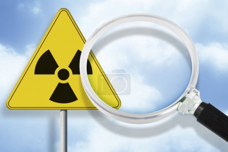 Téléchargez les photos : Danger de contamination radioactive par le gaz radioactif - concept avec symbole d'avertissement de radioactivité sur la signalisation routière - en image libre de droit