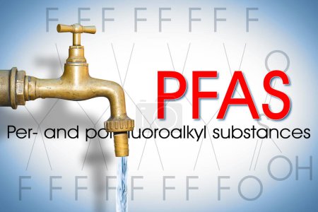 Alerta sobre sustancias peligrosas del PFAS Perfluoroalkyl y del Polyfluoroalkyl en agua potable - concepto con el grifo del agua potable