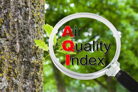 Téléchargez les photos : Indice de Qualité de l'Air (IQA) utilisé pour signaler la qualité de l'air quotidienne - concept avec arbres - en image libre de droit