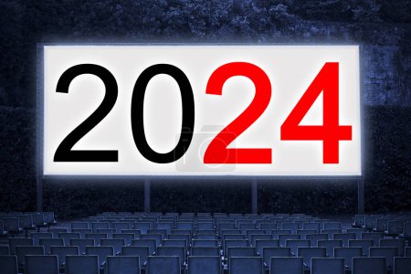 Téléchargez les photos : Nouvelle année 2024 concept avec texte projeté sur l'écran d'un cinéma en plein air - en image libre de droit