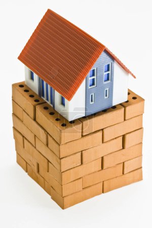 Modelo de casa con pequeños ladrillos de terracota - construcción de casas y concepto de actividad de construcción
