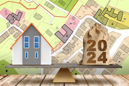 2024 Immobilienplanung - Haushalt 2024, Steuern, Darlehen, Immobilieninvestitionen - Geschäfts- und Finanzkonzept in Bautätigkeit und Bauwirtschaft mit Hausmodell und Katasterplan