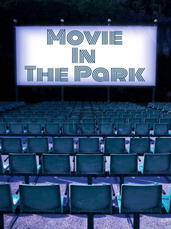 Cine al aire libre con sillas y pantalla de proyección en blanco con texto de Movie In The Park escrito en él