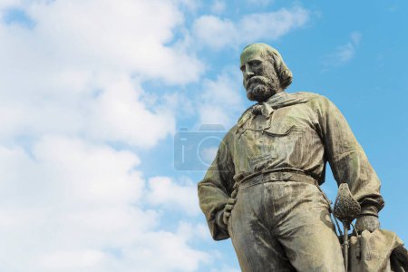 Foto de Monumento de bronce del general italiano Giuseppe Garibaldi en la ciudad de Pisa - Toscana - Italia - Imagen libre de derechos