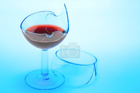 Sucht und Befreiung vom Alkoholismus - Konzeptbild mit einem zerbrochenen Glas Rotwein