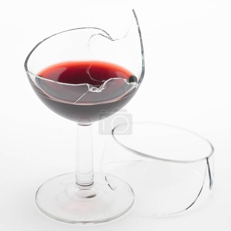 Dépendance et libération de l'alcoolisme - Image conceptuelle avec un verre cassé de vin rouge
