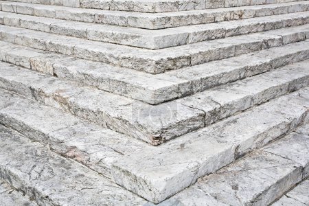 Foto de Eliminación o superación de barreras arquitectónicas en edificios públicos o privados abiertos al público - antigua escalera de piedra cincelada con bloques de piedra - Imagen libre de derechos