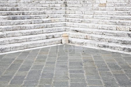 Foto de Eliminación o superación de barreras arquitectónicas en edificios públicos o privados abiertos al público - antigua escalera de piedra cincelada con bloques de piedra - Imagen libre de derechos