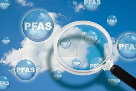 Téléchargez les photos : Contamination de l'air par le PFAS - Alerte concernant la présence de polyfluoroalkyle et de perfluoroalkyle dangereux dans l'air - Les recherches actuelles ont montré que les personnes peuvent être exposées en respirant de l'air contenant du PFAS - en image libre de droit