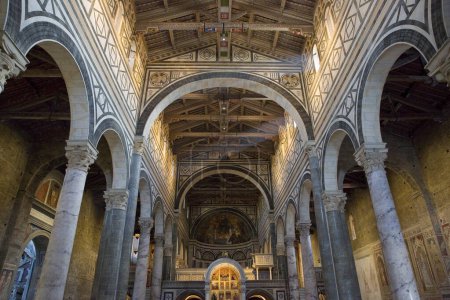 Téléchargez les photos : Intérieur de l'église médiévale de San Miniato à Florence avec murs en pierre et plafond en bois décoré (Toscane-Florence-Italie) - en image libre de droit