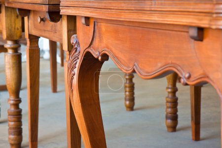 Détail d'une vieille table en bois italien sculpté avec des éléments floraux tout juste restauré.