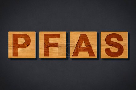 PFAS-Textkonzept mit Kopierraum - Gefährliche Perfluoralkyl- und Polyfluoralkylsubstanzen, die aufgrund ihrer verbesserten wasserbeständigen Eigenschaften in Produkten und Materialien verwendet werden