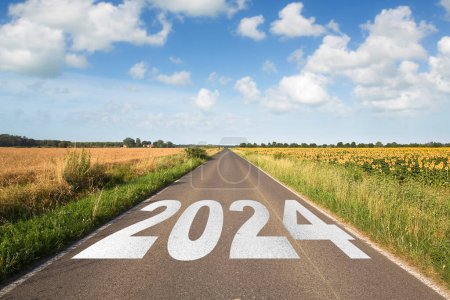 Neues Jahr 2024, Aufbruch, Hoffnung und Chancen, die die Sehnsüchte und Träume widerspiegeln - Konzept mit Straße im ländlichen Raum.