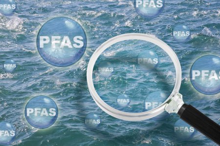 Contaminación PFAS - Alerta sobre sustancias peligrosas PFAS per y polifluoroalquilo en las aguas marinas - Ahora están en todas partes, tanto es así que incluso se han encontrado en aerosol marino - Concepto con lupa