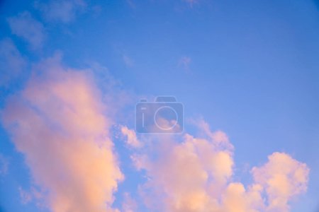 Téléchargez les photos : Coucher de soleil calme ciel paysage fond - en image libre de droit