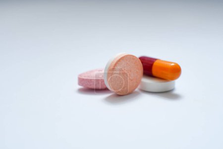 Foto de Cápsulas y píldora sobre fondo blanco, concepto médico. varios tipos de medicamentos. con espacio de copia, enfoque selectivo - Imagen libre de derechos