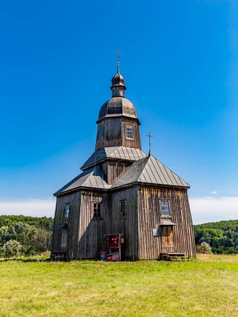 Foto de Summer 2021. Wooden church of St. Nicholas in Cossack Village, an open-air museum of Cossack culture near Chyhyryn city in Cherkasy Oblast of central Ukraine. - Imagen libre de derechos
