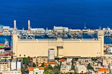 Téléchargez les photos : Haifa, Israel - December 2022: View of Shrine of the Bab, the harbor port of Haifa and port cranes, cargo containers and ships in a sunny winter day. Haifa, Northern Israel. - en image libre de droit