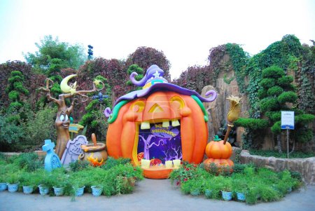 Foto de Decoraciones de fiesta de Halloween en las paredes del castillo - Imagen libre de derechos