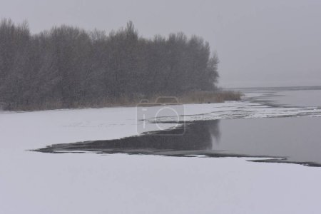 zugefrorener Fluss Dnipro im verschneiten Wintertag