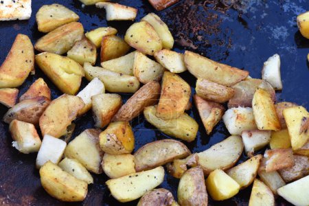 Gebratene Kartoffeln und Quark in einer Pfanne auf dem Grill. Vegetarisches Essen