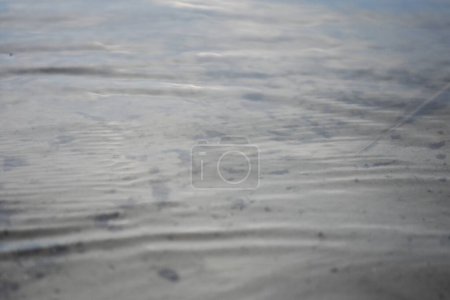 Foto de Olas en la superficie del agua. Superficie del agua. Fondo abstracto. - Imagen libre de derechos