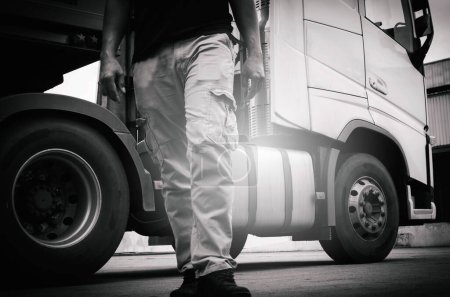 Téléchargez les photos : Le conducteur du camion vérifie la liste de vérification de la maintenance de la sécurité du camion. Inspection Sécurité des pneus des semi-remorques. Service de réparation automobile Shop. - en image libre de droit