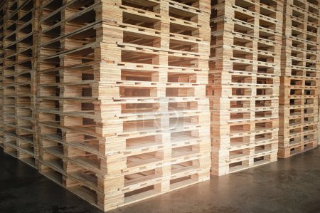 Paletas de madera apiladas en almacén de almacenamiento.