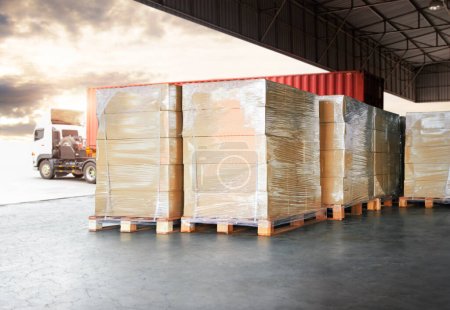 Verpackungsboxen mit Plastikfolie auf Paletten, die in Frachtcontainer verladen werden. Lieferung von Lastkraftwagen. Supply Chain Shipping Goods. Distribution Supplies Warehouse. Güterkraftverkehr Logistik Transport.