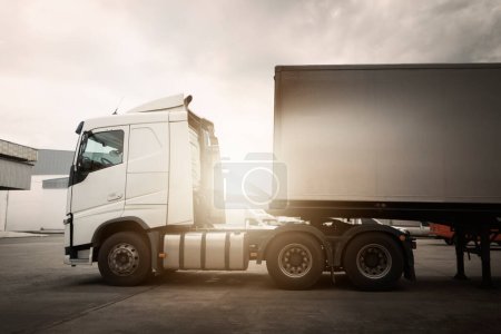 Téléchargez les photos : Camions semi-remorques sur le parking de l'entrepôt. Camion tracteur de conteneurs. Camionnage. Expédition Camions diesel camion. Transport logistique de camions de marchandises - en image libre de droit