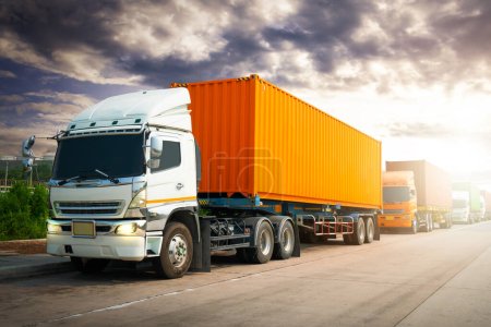 Sattelschlepper unterwegs mit Sonnenuntergang Containertransporte. LKW-Verkehr. Lieferung. Dieselschlepper. Güterkraftwagen Logistik, Güterverkehr.