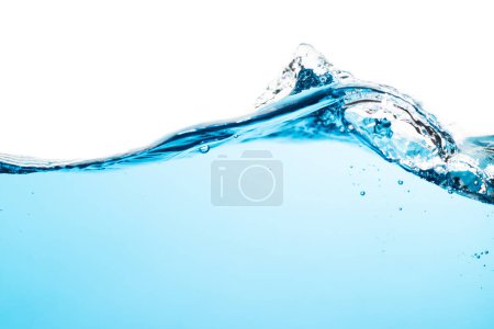 Téléchargez les photos : Vague d'eau. Surface de l'eau avec ondulation et bulles flottent sur fond blanc. - en image libre de droit