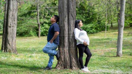 Téléchargez les photos : Jeune couple amoureux sur l'herbe - en image libre de droit