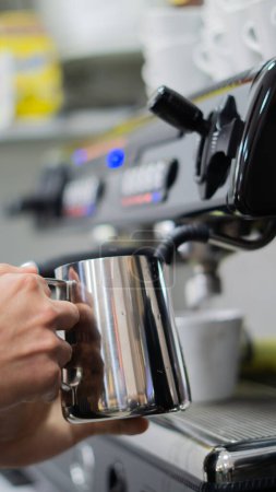 Téléchargez les photos : Jeune barista préparer le café - en image libre de droit