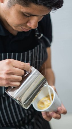 Foto de Joven barista preparando café - Imagen libre de derechos