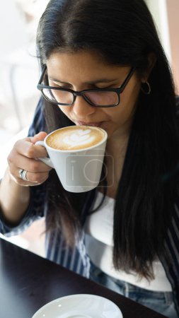 Foto de Bastante joven latina disfrutando de un buen café en la cafetería - Imagen libre de derechos