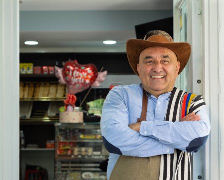 Téléchargez les photos : Propriétaire d'une cafétéria colombienne à l'entrée des locaux - en image libre de droit