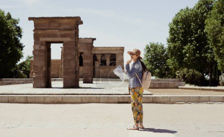 Foto de Joven turista visitando ruinas arqueológicas en el continente de Europa - Imagen libre de derechos