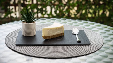 Foto de Tarta de queso rica con jarabe de vainilla - Imagen libre de derechos