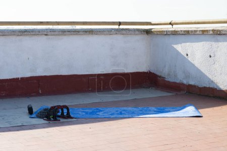 Foto de Esterilla de yoga y ejercicio en la azotea del edificio - Imagen libre de derechos