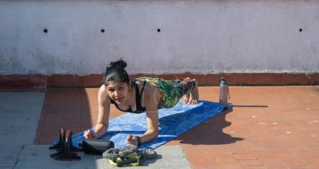 Foto de Mujer joven haciendo planchado - Imagen libre de derechos