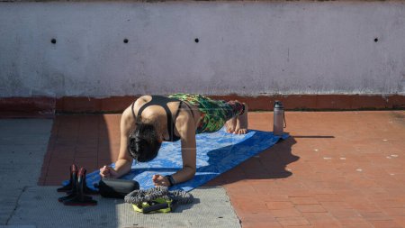 Foto de Mujer joven planchando en verano - Imagen libre de derechos