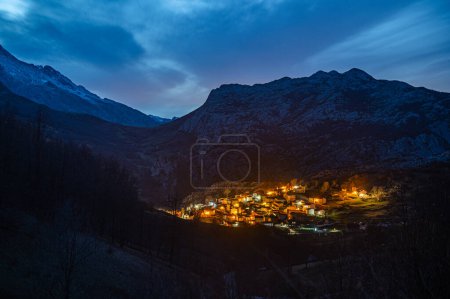 Vue de nuit du village de Sotres, à l'intérieur du parc national des picos de europa, Asturies, espagne entre grandes montagnes.