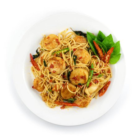 Foto de Espaguetis festoneado revuelto frito con salsa de albahaca tailandesa y pasta italiana estilo fusión vista superior - Imagen libre de derechos