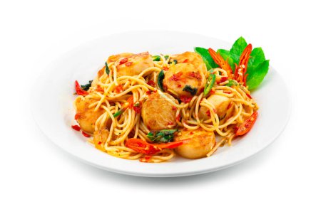 Foto de Espaguetis festoneado Agitar frito con salsa de albahaca tailandesa y pasta italiana estilo fusión sideview - Imagen libre de derechos