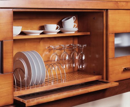 Téléchargez les photos : Détail armoire de cuisine avec égouttoir - en image libre de droit