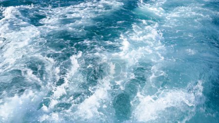 Stürmische Schiffsschaumspur auf dem Wasser des Blauen Meeres. Hochwertiges Foto