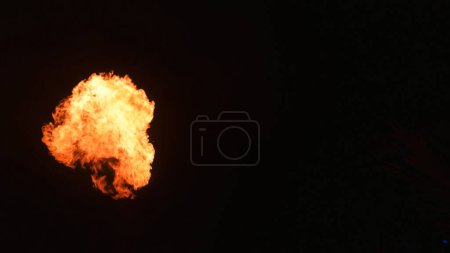 Téléchargez les photos : Éclatement de feu lors d'un spectacle d'incendie. Photo de haute qualité - en image libre de droit