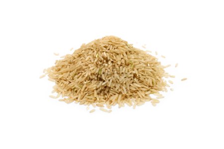 Téléchargez les photos : C'est pile de riz brun cru isolé sur blanc. - en image libre de droit